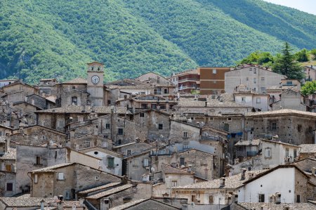 Foto de Scanno, Abruzzo. Scanno es una ciudad italiana de 1 782 habitantes situada en la provincia de L 'Aquila, en Abruzos. El área municipal, rodeada por las montañas de Marsican. - Imagen libre de derechos