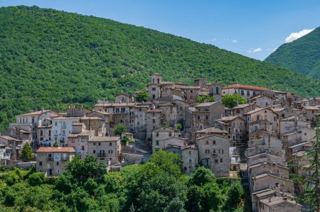 Téléchargez les photos : Scanno, Abruzzes. Scanno est une ville italienne de 1 782 habitants située dans la province de L'Aquila, dans les Abruzzes. La zone municipale, entourée par les montagnes de Marsican. - en image libre de droit
