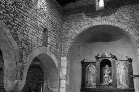 Téléchargez les photos : Entouré de pins, dans une zone déjà habitée à l'époque romaine, le sanctuaire abbatial de S. M. di Canneto s'élève isolé au milieu d'une oliveraie. - en image libre de droit