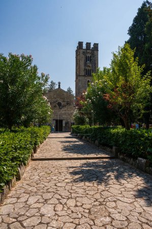 Téléchargez les photos : Entouré de pins, dans une zone déjà habitée à l'époque romaine, le sanctuaire abbatial de S. M. di Canneto s'élève isolé au milieu d'une oliveraie. - en image libre de droit