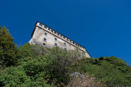 Téléchargez les photos : Le château d'Alessandro est une structure fortifiée de la commune de Pescolanciano. Le château a été construit sur l'éperon rocheux (peschio) qui surplombe la ville près d'une fortification samnite. - en image libre de droit