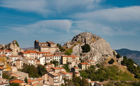 It is an Italian town of 732 inhabitants in the province of Isernia in Molise, famous for the Samnite Sanctuary.