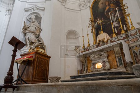 Téléchargez les photos : La cathédrale de San Clemente est le principal lieu de culte de la ville de Teano, en Campanie, et le siège du diocèse de Teano-Calvi - en image libre de droit