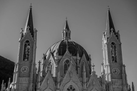 Téléchargez les photos : Castelpetroso, Molise. Sanctuaire de la Vierge Addolorata. Le sanctuaire, qui a commencé par la pose de la première pierre le 28 septembre 1890 et s'est achevé en 1975, est construit en style néo-gothique.. - en image libre de droit