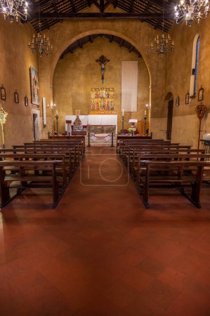 Téléchargez les photos : Église de Sant'Agostino. le Polyptyque de Vittore Crivelli. Le bâtiment est entièrement en brique et dispose de deux entrées. L'intérieur dispose d'une chambre simple, couverte par des fermes en bois. - en image libre de droit