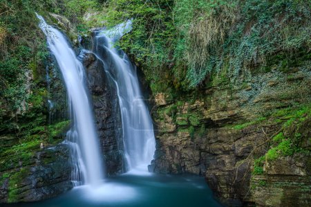Im Herzen eines sehr kleinen Dorfes in Molise, eingebettet in einen verzauberten Wald und eine blühende Natur, erhebt sich der Wasserfall von Carpinone, eines der faszinierendsten Naturschauspiele der Region.