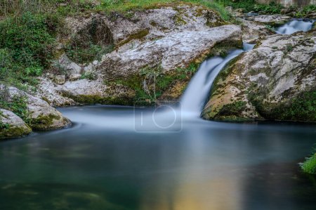 Im Herzen eines sehr kleinen Dorfes in Molise, eingebettet in einen verzauberten Wald und eine blühende Natur, erhebt sich der Wasserfall von Carpinone, eines der faszinierendsten Naturschauspiele der Region.