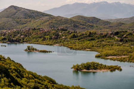 Le lac Gallo Matese est un lac artificiel, créé en barrant le cours de la rivière Sava. Ce lieu enchanteur a été défini comme la "petite Matesina Suisse" en raison de ses caractéristiques naturelles