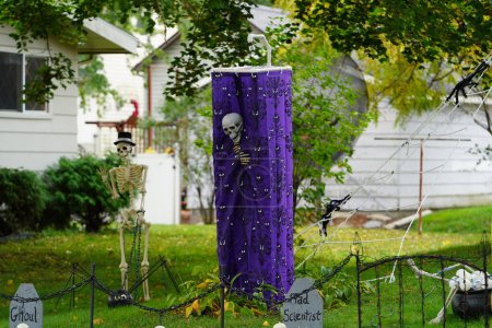 Téléchargez les photos : Les propriétaires de la communauté habillaient leur maison et leur cour avec des décorations d'Halloween effrayantes pour 2022. - en image libre de droit