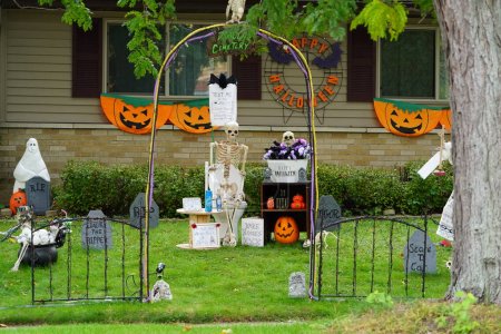 Foto de Propietarios de casa de la comunidad vestidos de su casa y patio con decoraciones de Halloween de miedo para 2022. - Imagen libre de derechos