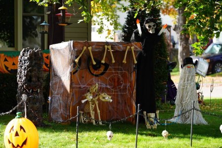 Téléchargez les photos : Les propriétaires de la communauté habillaient leur maison et leur cour avec des décorations d'Halloween effrayantes pour 2022. - en image libre de droit