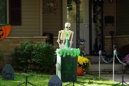 Téléchargez les photos : New Lisbon, Wisconsin États-Unis - 8 octobre 2022 : Les propriétaires de la communauté habillent leur maison et leur cour avec des décorations d'Halloween effrayantes pour 2022. - en image libre de droit
