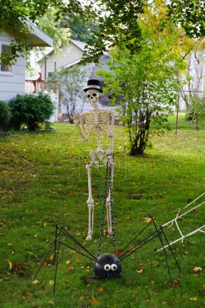 Téléchargez les photos : New Lisbon, Wisconsin États-Unis - 8 octobre 2022 : Les propriétaires de la communauté habillent leur maison et leur cour avec des décorations d'Halloween effrayantes pour 2022. - en image libre de droit