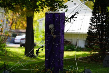 Foto de Nueva Lisboa, Wisconsin, EE. UU. - 8 de octubre de 2022: Los propietarios de viviendas de la comunidad vistieron su casa y patio con decoraciones de Halloween aterradoras para 2022. - Imagen libre de derechos