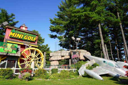 Téléchargez les photos : Parcours de golf miniature Timber Falls Adventure Park dans le Wisconsin Dells, Wisconsin. - en image libre de droit