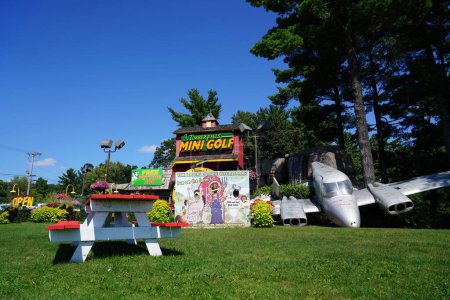 Téléchargez les photos : Parcours de golf miniature Timber Falls Adventure Park dans le Wisconsin Dells, Wisconsin - en image libre de droit
