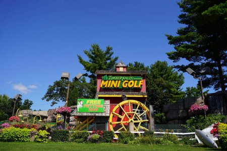 Téléchargez les photos : Parcours de golf miniature Timber Falls Adventure Park dans le Wisconsin Dells, Wisconsin - en image libre de droit