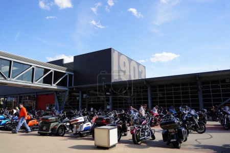 Téléchargez les photos : De nombreux motocyclistes de Harley Davidson ont assisté au rassemblement de leur ville natale au musée Harley Davidson. - en image libre de droit