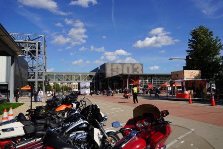 Téléchargez les photos : De nombreux motocyclistes de Harley Davidson ont assisté au rassemblement de leur ville natale au musée Harley Davidson. - en image libre de droit