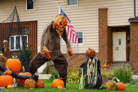 Foto de Propietarios de la comunidad disfrazaron sus casas y patio con decoraciones de Halloween aterradoras para 2022. - Imagen libre de derechos