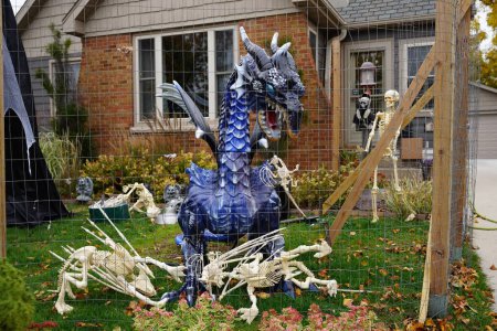 Téléchargez les photos : Les propriétaires de la communauté habillaient leurs maisons et leur cour avec des décorations d'Halloween effrayantes pour 2022. - en image libre de droit
