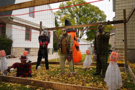 Téléchargez les photos : Les propriétaires de la communauté habillaient leurs maisons et leur cour avec des décorations d'Halloween effrayantes pour 2022. - en image libre de droit