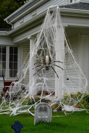 Foto de Propietarios de la comunidad disfrazaron sus casas y patio con decoraciones de Halloween aterradoras para 2022. - Imagen libre de derechos