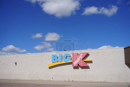 Téléchargez les photos : Mauston, Wisconsin États-Unis - 25 mai 2021 : Ancien bâtiment abandonné de Big Kmart toujours debout à Mauston. - en image libre de droit