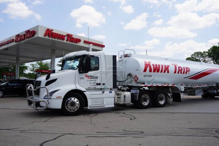 Téléchargez les photos : Wisconsin Dells, Wisconsin États-Unis - 10 juillet 2023 : Kwik Trip fuel semi truck filling the fuel station. - en image libre de droit