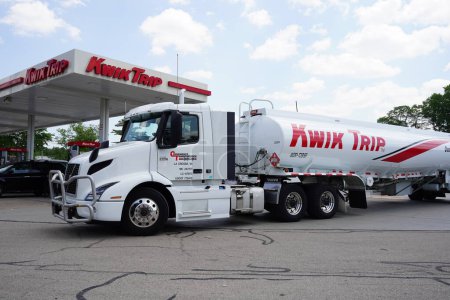 Foto de Wisconsin Dells, Wisconsin, EE.UU. - 10 de julio de 2023: Kwik Trip camión semirremolque de combustible llenando la estación de servicio. - Imagen libre de derechos