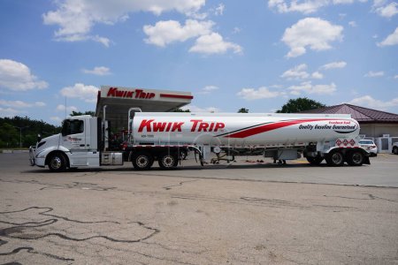 Foto de Wisconsin Dells, Wisconsin, EE.UU. - 10 de julio de 2023: Kwik Trip camión semirremolque de combustible llenando la estación de servicio. - Imagen libre de derechos