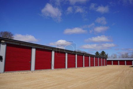 Téléchargez les photos : Mauston, Wisconsin États-Unis - 28 octobre 2021 : Unités de stockage rouges utilisées par la communauté pour stocker des articles. - en image libre de droit