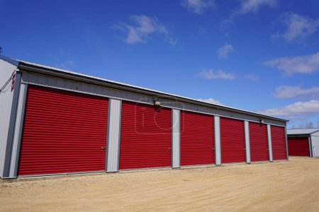 Foto de Mauston, Wisconsin, EE. UU. - 28 de octubre de 2021: Unidades de almacenamiento rojas utilizadas para que la comunidad almacene artículos. - Imagen libre de derechos