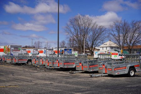 Téléchargez les photos : Baraboo, Wisconsin États-Unis - 19 avril 2022 : Remorques et camions U-Haul stationnés et entreposés sur un parking prêt à l'emploi. - en image libre de droit