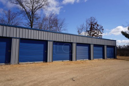 Foto de Unidades de almacenamiento de puerta azul utilizadas por la comunidad - Imagen libre de derechos