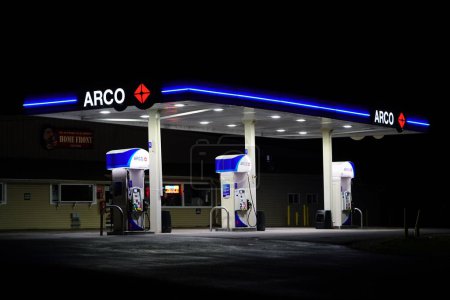 Téléchargez les photos : Camp Douglas, Wisconsin États-Unis - 15 avril 2022 : La station-service Arco illumine la nuit. - en image libre de droit