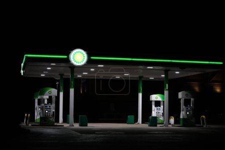 Foto de Nueva Lisboa, Wisconsin, EE.UU. - 15 de abril de 2022: La estación de servicio BP brilla por la noche dando servicio a la comunidad. - Imagen libre de derechos