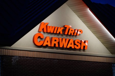 Téléchargez les photos : Wisconsin Dells, Wisconsin États-Unis - 19 mai 2023 : Le panneau Kwik Trip Carwash brille pendant la nuit. - en image libre de droit