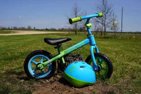 Téléchargez les photos : New Lisbon, Wisconsin États-Unis - mai 10th, 2023 : Zycom Bike 10 pouces Unisexe Toddlers Balance Bicycle assis à l'extérieur. - en image libre de droit