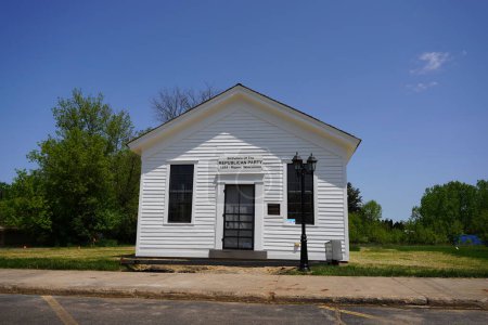 Foto de Ripon, Wisconsin, EE.UU. - 20 de mayo de 2023: Edificio histórico, primera casa republicana, la pequeña escuela blanca se mudó de Blackburn Street a West Fond du Lac. - Imagen libre de derechos