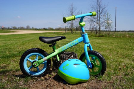 Foto de Nueva Lisboa, Wisconsin, EE.UU. - 10 de mayo de 2023: Zycom Bike Bicicleta Unisex de 10 pulgadas Equilibrio para niños se sienta afuera. - Imagen libre de derechos