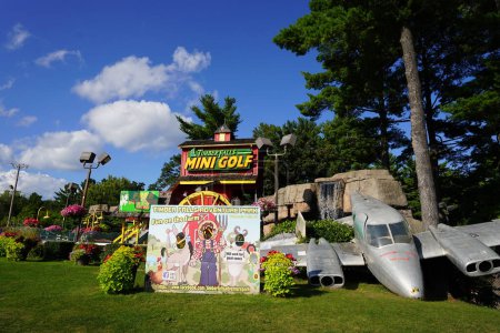Téléchargez les photos : Wisconsin Dells, Wisconsin États-Unis - 20 août 2022 : Timber Falls Adventure Park parcours de golf miniature. - en image libre de droit