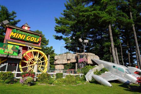 Téléchargez les photos : Wisconsin Dells, Wisconsin États-Unis - 20 août 2022 : Timber Falls Adventure Park parcours de golf miniature. - en image libre de droit