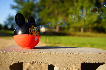 Téléchargez les photos : New Lisbon, Wisconsin USA - août 21st, 2022 : Machine à bulles pour enfants Micky Mouse faisant des bulles à l'extérieur. - en image libre de droit