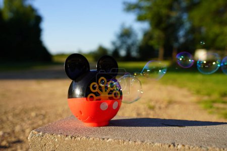 Téléchargez les photos : New Lisbon, Wisconsin USA - août 21st, 2022 : Machine à bulles pour enfants Micky Mouse faisant des bulles à l'extérieur. - en image libre de droit