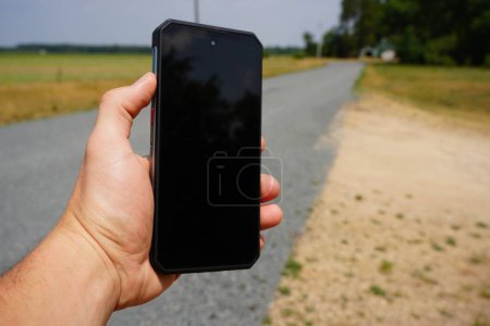 Foto de Se está sosteniendo un teléfono inteligente de pantalla negra - Imagen libre de derechos