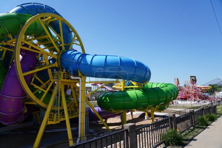 Téléchargez les photos : Wisconsin Dells, Wisconsin États-Unis - 21 juin 2022 : Nouveau tour du parc aquatique Slidewheel de Medusa au Mt. Olympus entièrement assemblé. - en image libre de droit