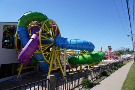 Téléchargez les photos : Wisconsin Dells, Wisconsin États-Unis - 21 juin 2022 : Nouveau tour du parc aquatique Slidewheel de Medusa au Mt. Olympus entièrement assemblé. - en image libre de droit