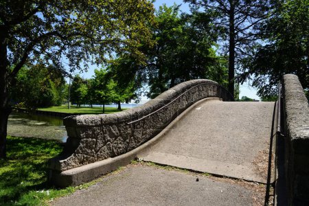 Téléchargez les photos : Courbe Pont en pierre arcs sur la rivière traversant le parc - en image libre de droit