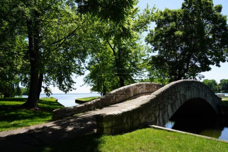 Téléchargez les photos : Courbe Pont en pierre arcs sur la rivière traversant le parc - en image libre de droit